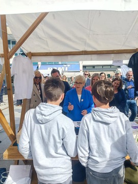 chillo je svojo rolkico podaril predsednici države 2